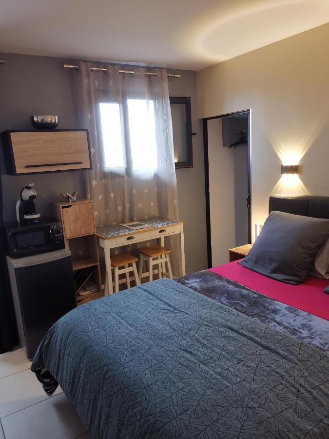 Hostal 170 Room 15 Service Appartement Le Tampon Bagian luar foto