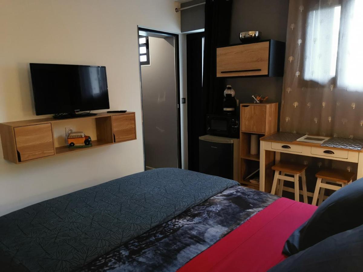 Hostal 170 Room 15 Service Appartement Le Tampon Bagian luar foto